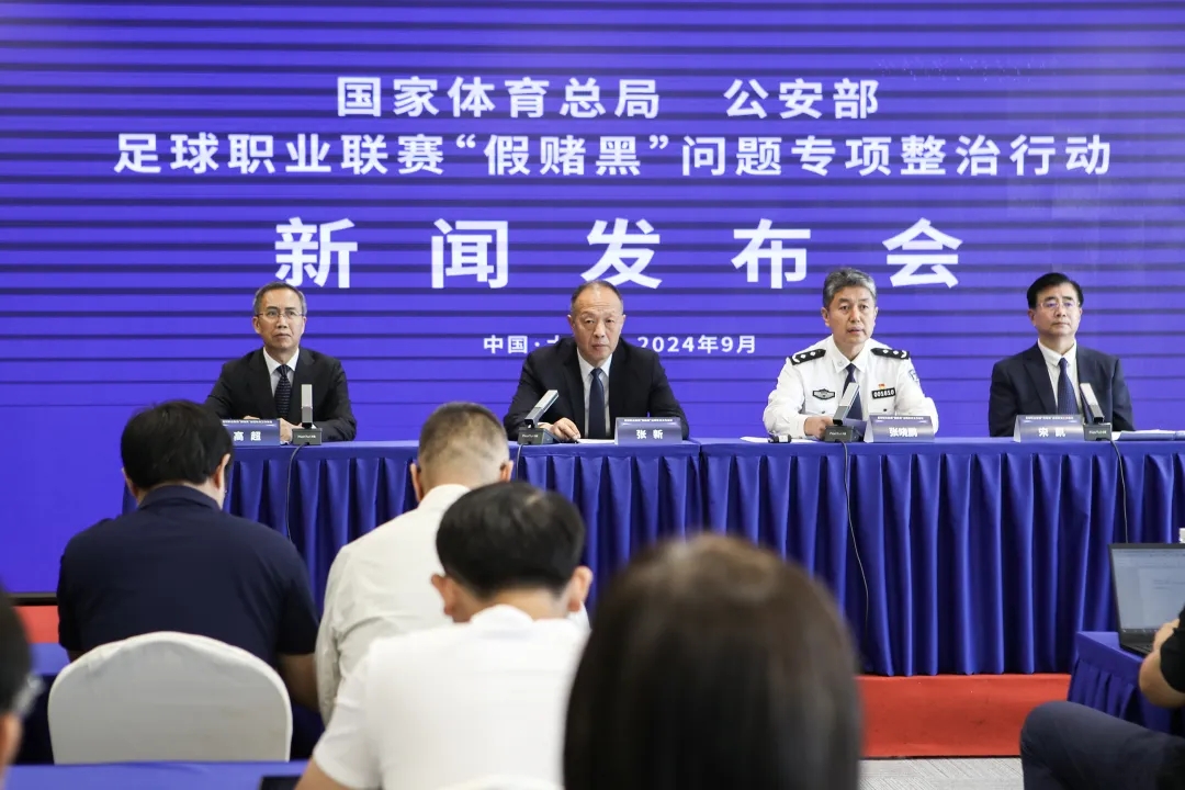 記者：部分人說(shuō)風(fēng)暴結束中國足球就會(huì )變好，我不像他們那樣樂(lè )觀(guān)