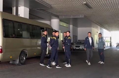 泰山球迷喊話(huà)裁判：李海新，好好給我們吹啊，晚上請你們吃燒烤