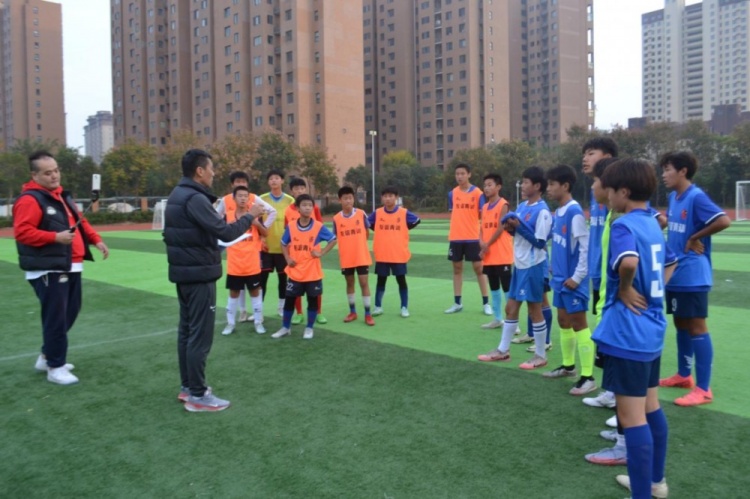 11月3日，河南俱樂(lè )部梯隊選拔測試在濮陽(yáng)建業(yè)外國語(yǔ)學(xué)校順利進(jìn)行
