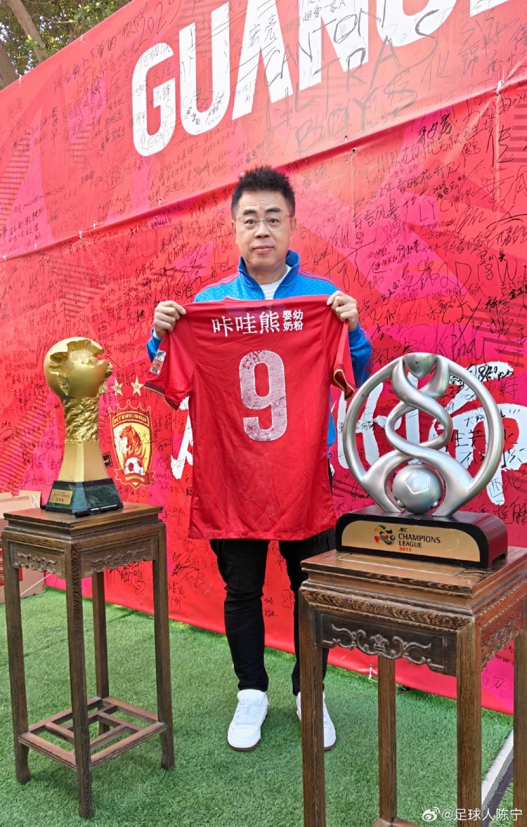 盡一份力！主持人陳寧為特賣(mài)會(huì )送出艾克森球衣，助廣州隊籌集資金