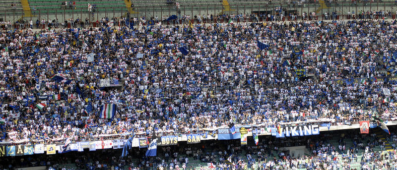 國米北看臺：本次德比沒(méi)有編排大型Tifo，將發(fā)放6500面藍黑色旗幟